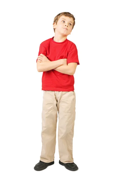 Маленький мальчик в красной рубашке скрестил руки, стоя на белой заднице — стоковое фото