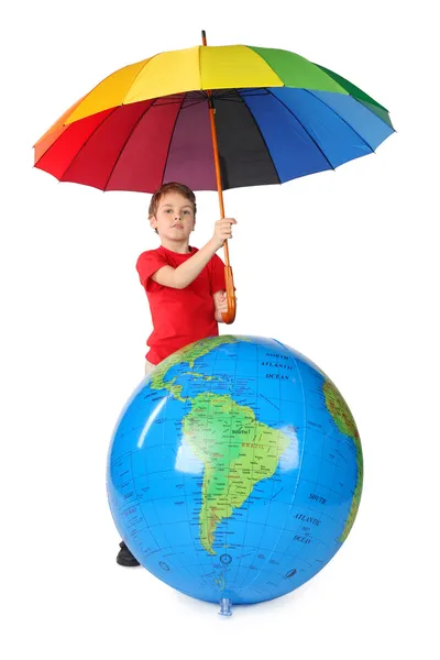 Menino na camisa vermelha com guarda-chuva multicolorido e globo inflável — Fotografia de Stock