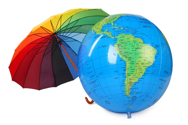Grand globe gonflable et parapluie coloré isolé sur le dos blanc — Photo