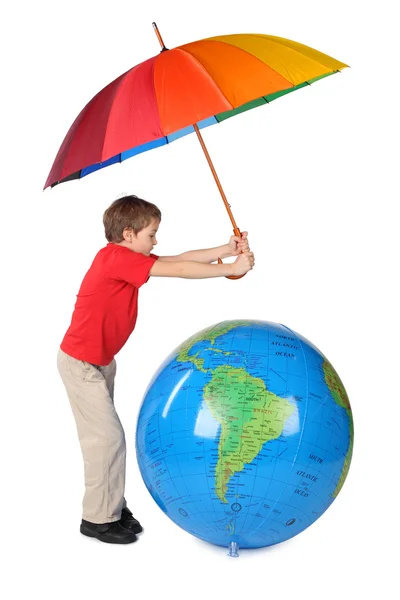 Pojke i röd tröja med mångfärgad paraply och uppblåsbar jordglob — Stockfoto