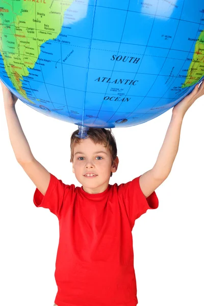 Хлопчик у червоній сорочці тримає великий надувний глобус над головою ізольовано — стокове фото