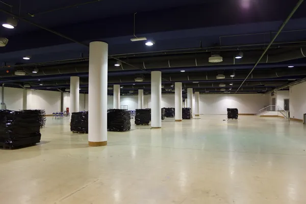 Large, empty warehouse — Stock Photo, Image