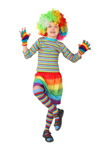 Ragazzino in abito da clown in piedi su una gamba isolato su bianco — Foto Stock