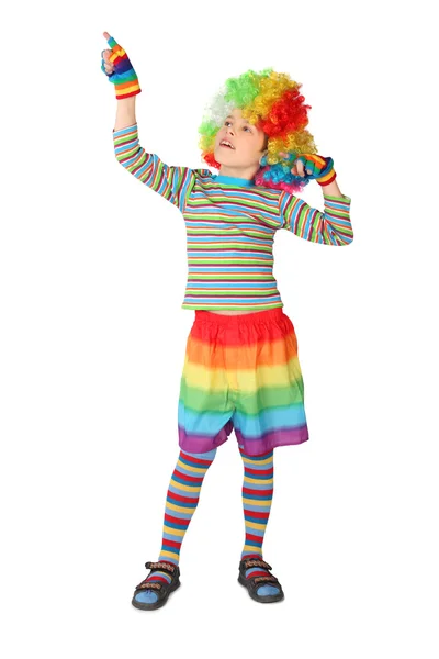 Kleine jongen in clown jurk wijzend op kant geïsoleerd op witte bac — Stockfoto