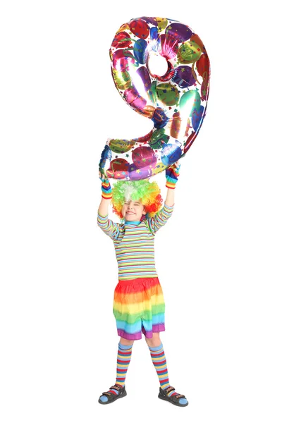 Мальчик в клоунском платье с 9-й формой воздушного шара над головой — стоковое фото