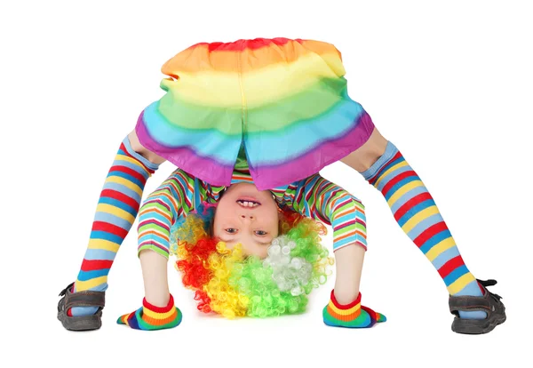 Liten pojke i clown klänning kullerbytta isolerad på vit — Stockfoto