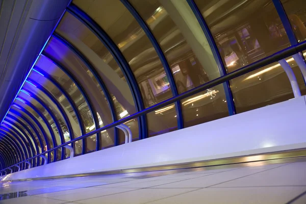 Ventanas grandes en pasillo largo en edificio moderno en la noche — Foto de Stock