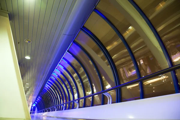 Long couloir avec de grandes fenêtres dans le bâtiment moderne la nuit, avant — Photo