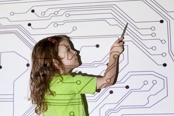 Söt liten tjej visar pekaren på elektriska system kasta projec — Stockfoto