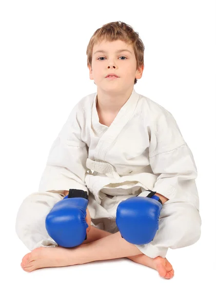 Lilla boxer pojke i vit klänning och blå boxning handskar sitter jag — Stockfoto