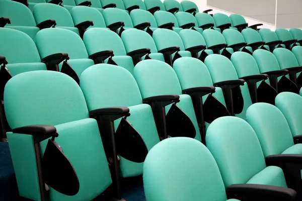 Fragment pusta sala kongresowa, rzędy krzeseł — Zdjęcie stockowe