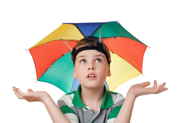 Menino com guarda-chuva multi-colorido na cabeça espalhar suas mãos de lado — Fotografia de Stock