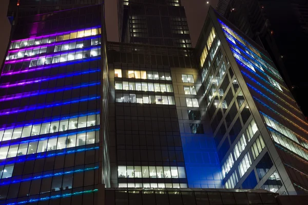 Середні поверхи сучасної офісної будівлі вночі, хмарочос в — стокове фото