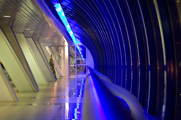 Lungo corridoio con grandi finestre in un edificio moderno di notte — Foto Stock