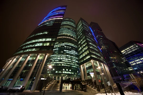 Edifício de escritório moderno à noite, arranha-céu em moscow, foreshort — Fotografia de Stock