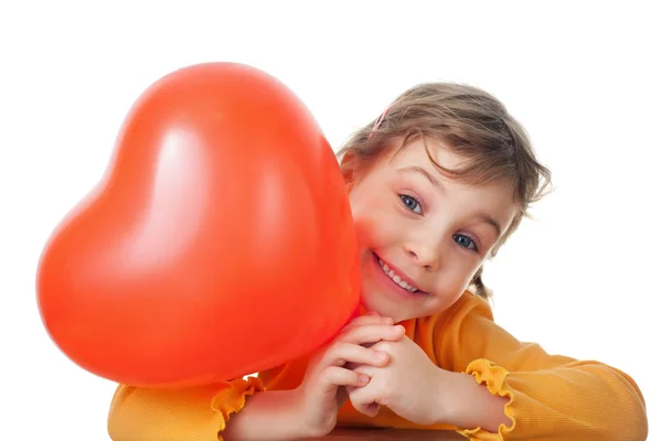 笑的小女孩持有的心形状气球上白色隔离 — Φωτογραφία Αρχείου