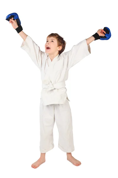 Menino boxeador em vestido branco e luvas de boxe azuis mãos para cima — Fotografia de Stock