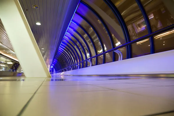 Corridoio lungo con grandi finestre in edificio moderno di notte, avanti — Foto Stock