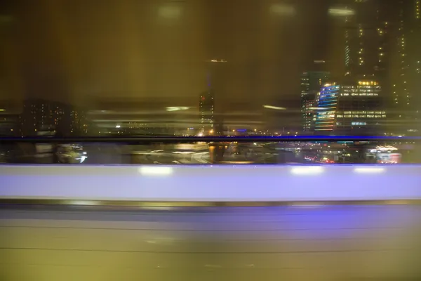 Vista abstrata azulada da janela na cidade noturna — Fotografia de Stock