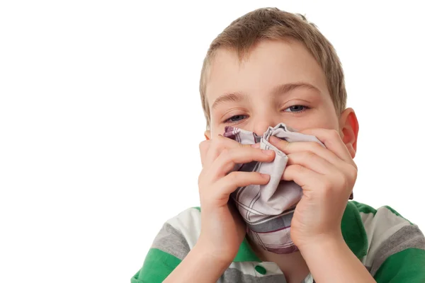 Refrigerado menino toalhetes cachecol nariz isolado no fundo branco — Fotografia de Stock