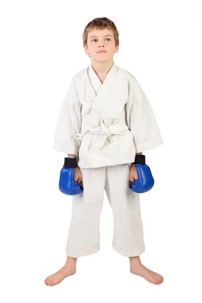 Pequeño boxeador en vestido blanco y guantes de boxeo azul manos dow — Foto de Stock