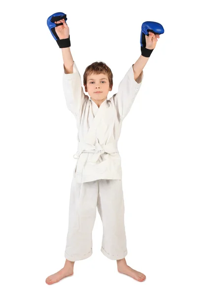 Маленький боксерський хлопчик у білій сукні та синіх боксерських рукавичках руками вгору — стокове фото