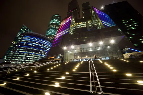 现代的办公大楼在晚上，在莫斯科的摩天大楼的外观, — 图库照片