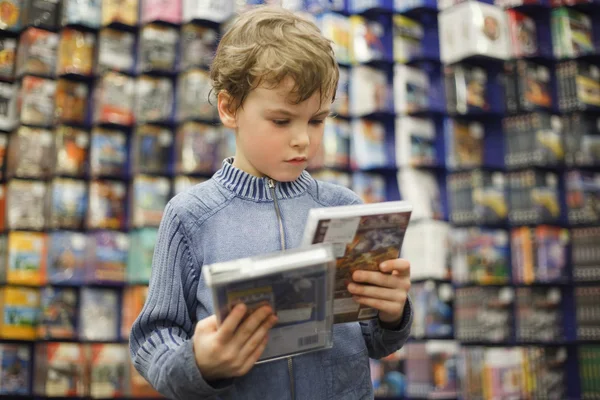 Ung pojke i speciella butik — Stockfoto