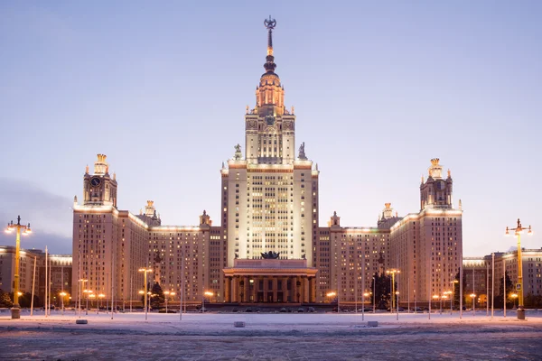 Universidade Estatal de Moscovo. Vista frontal da fachada. Crepúsculo da noite em — Fotografia de Stock
