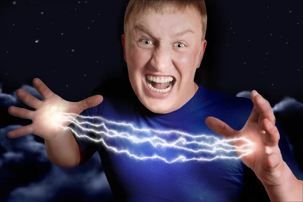 Agresif adam eliyle her gece gökyüzünde, coll Lightning'ler izin verir. — Stok fotoğraf