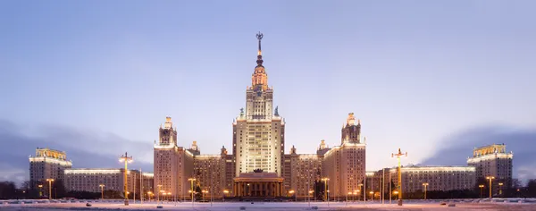 国立莫斯科大学。正面外墙的视图。全景图。晚上 tw — 图库照片