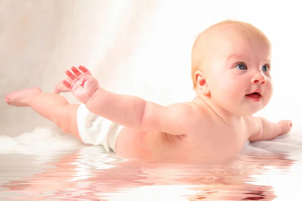 Dziecko w lot odbicie w wodzie, kolaż — Zdjęcie stockowe