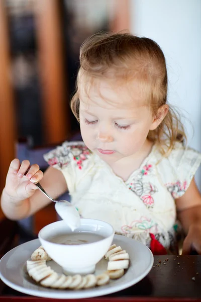Dívka jíst snídani — Stock fotografie
