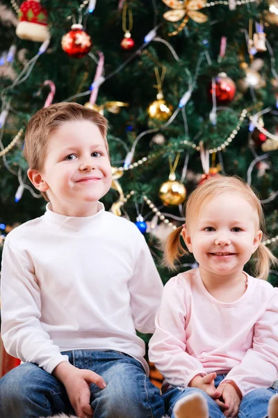Due bambini vicino all'albero di Natale — Foto Stock