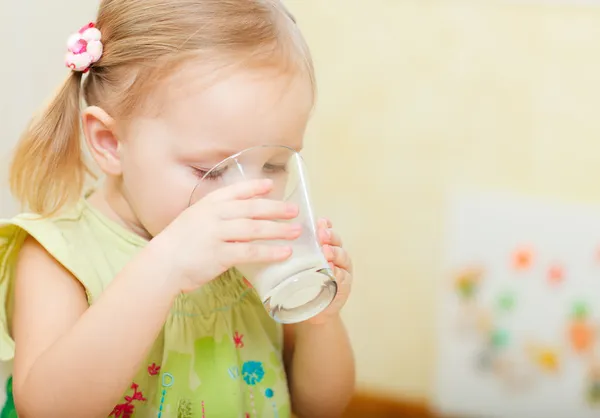 Kız süt içiyor — Stok fotoğraf