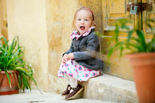 Malá dívka portrét venku — Stock fotografie