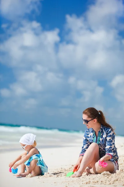 母亲和女儿度假 — 图库照片