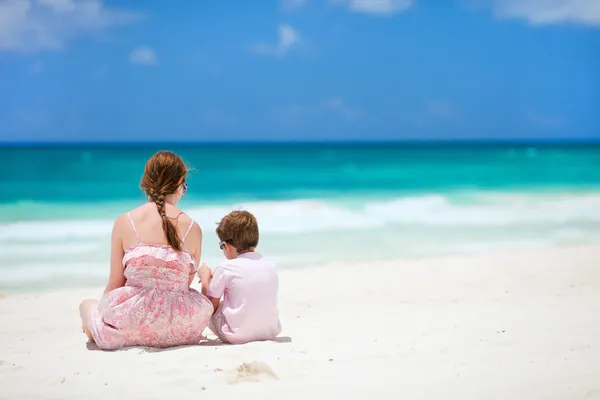 母亲和儿子在海滩上 — 图库照片
