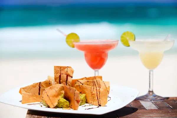 Tortillachips och margarita cocktails — Stockfoto