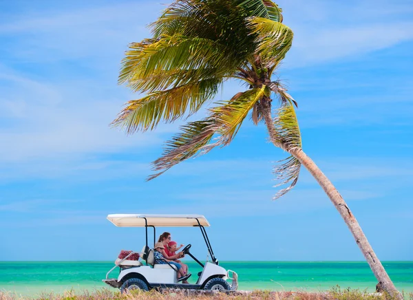Chariot de golf à la plage tropicale — Photo