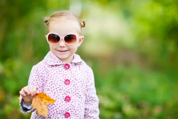 Симпатичная девушка в осеннем парке — стоковое фото