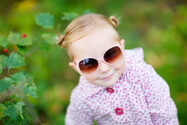 Cute girl w jesiennym parku — Zdjęcie stockowe