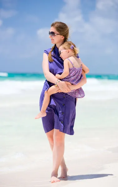 Mother and daughter at beach — Stock Photo, Image