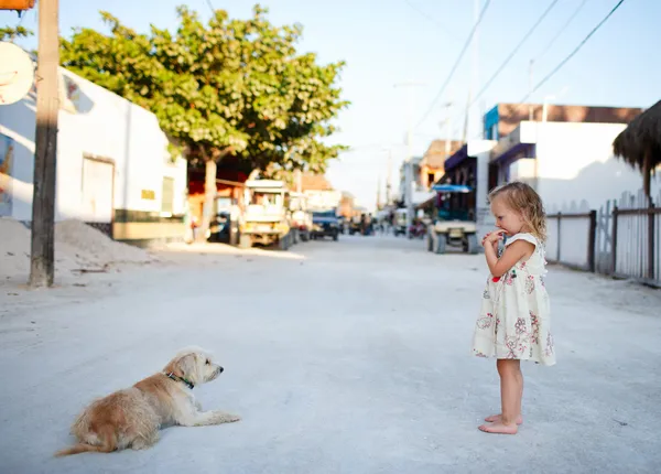 Девочка и собака в городе — стоковое фото