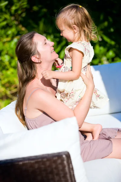 Gelukkig moeder en dochter buitenshuis — Stockfoto