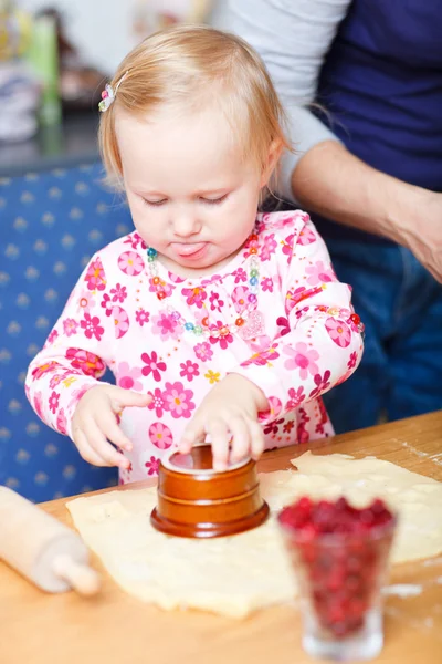 Αξιολάτρευτο μικρό παιδί κορίτσι βοηθώντας στην κουζίνα — Φωτογραφία Αρχείου