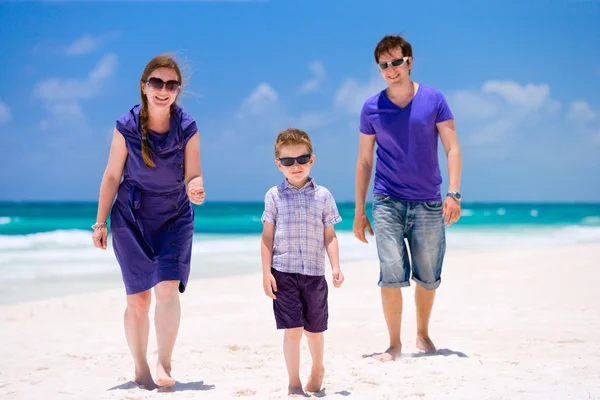 Junge Familie spaziert am Strand entlang — Stockfoto