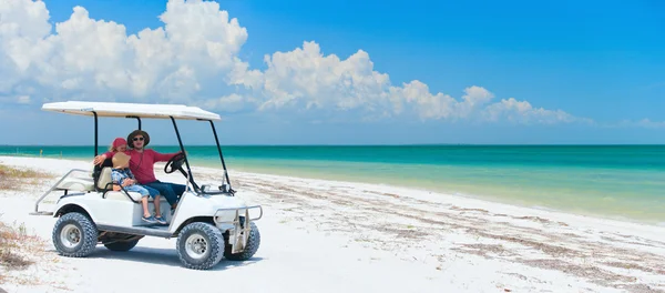 Carro de golf en playa tropical — Foto de Stock