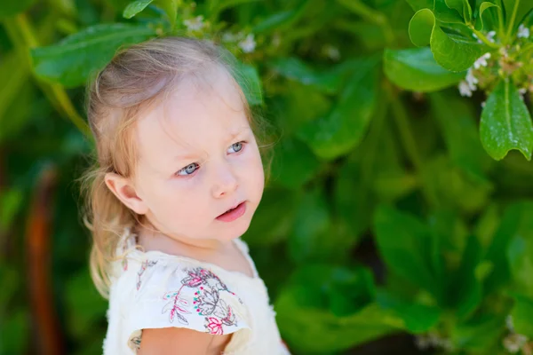 Bedårande liten flicka utomhus — Stockfoto