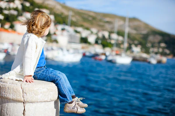 Маленькая девочка наслаждается видом на море — стоковое фото